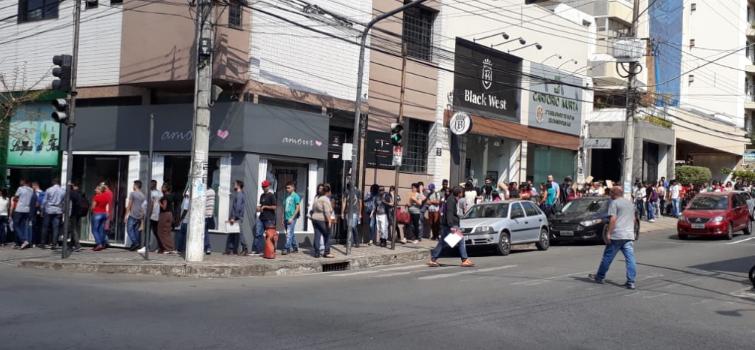 Desempregados vão em busca de vaga
