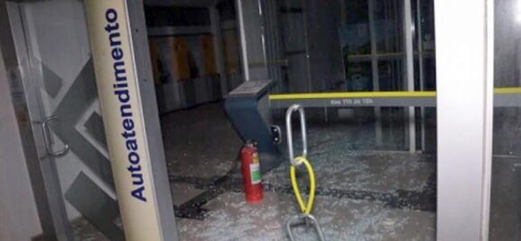 Quadrilha especializada explode 4 agências de uma vez em Bambuí