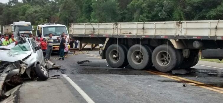 Acidente na MG-050 deixa uma pessoa morta e três feridas