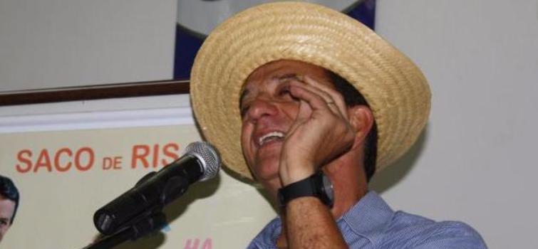 Humorista Taquinho Santiago é atração desta sexta no Teatro Gravatá