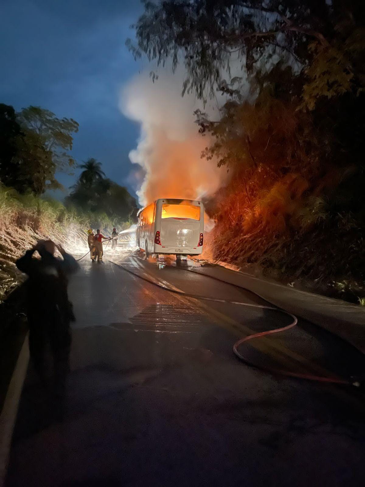Ônibus com universitários pega fogo em Pará de Minas