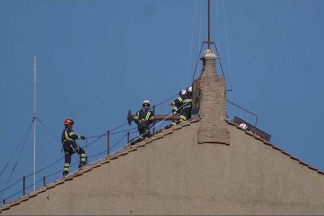 Chaminé é instalada na Capela Sistina que anunciará o novo Papa 