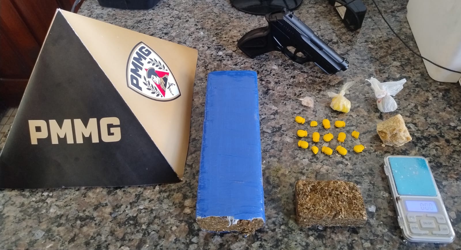 Três homens foram presos e uma adolescente apreendida por tráfico de drogas em Formiga