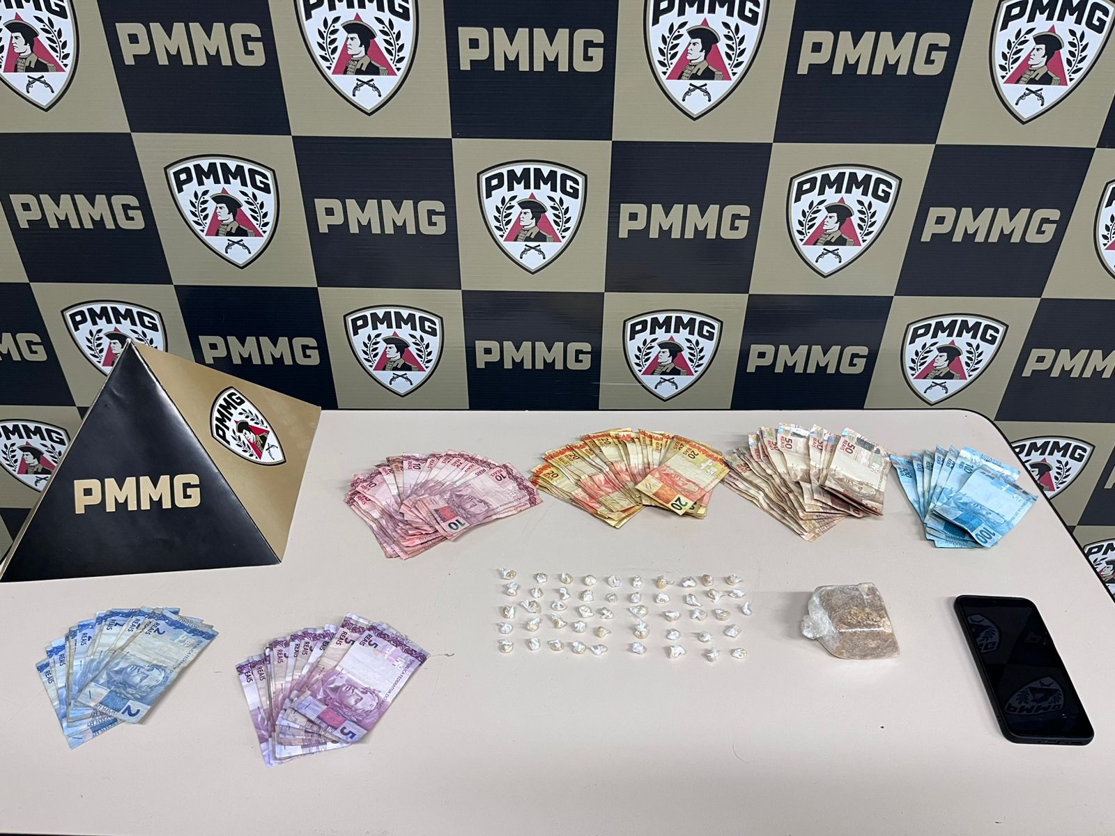 Polícia Militar prende dois suspeitos por tráfico de drogas em Lagoa da Prata